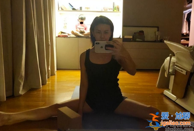 孫燕姿近況曝光!被網(wǎng)友偶遇素顏出鏡 大長(zhǎng)腿坐姿豪放引熱議