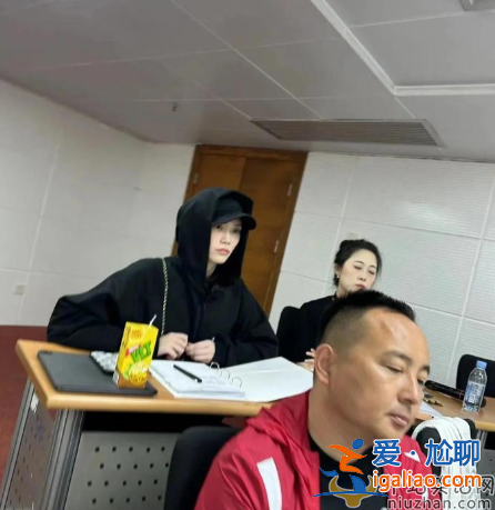 奚夢瑤近況曝光!回香港婆家獨(dú)自帶娃 一人外出買菜背舊包