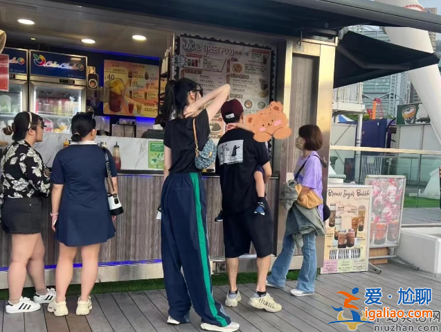 奚夢瑤近況曝光!回香港婆家獨(dú)自帶娃 一人外出買菜背舊包