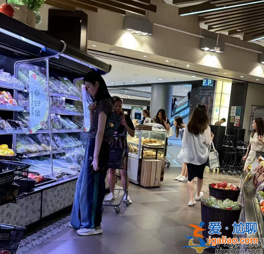 奚夢瑤近況曝光!回香港婆家獨(dú)自帶娃 一人外出買菜背舊包