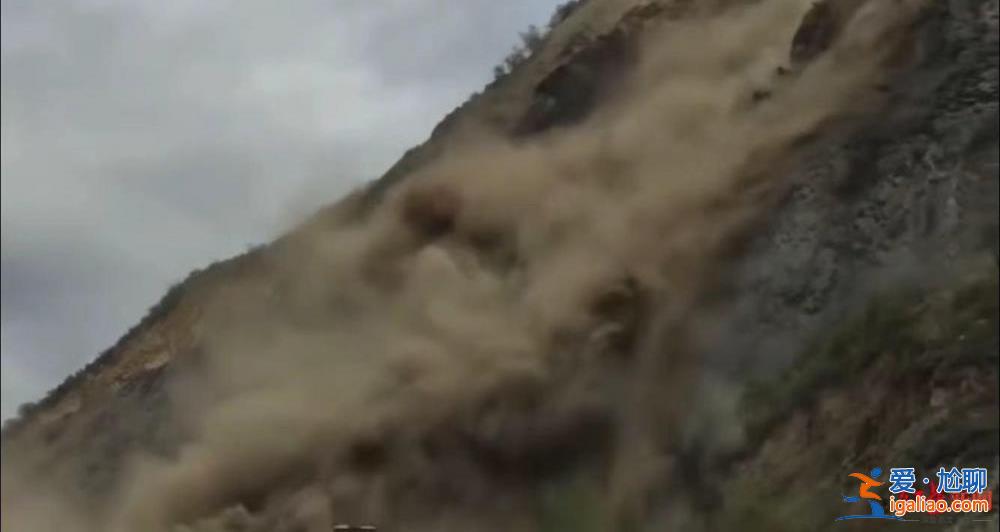 砂石瞬間將道路阻斷？
