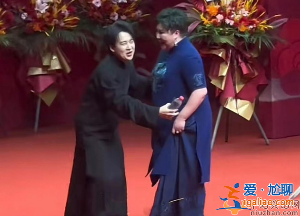 郭德綱老婆王惠近照曝光!染綠頭發(fā)容貌大變 郭麒麟叫媽顯謙卑