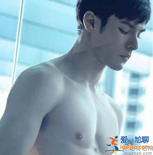 沒有男藝人能穿著衣服走出郭敬明的劇，網(wǎng)友內(nèi)涵懂的都懂