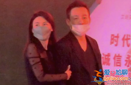 汪小菲牽手美女逛街，疑似新戀情曝光，與美女挽手逛街