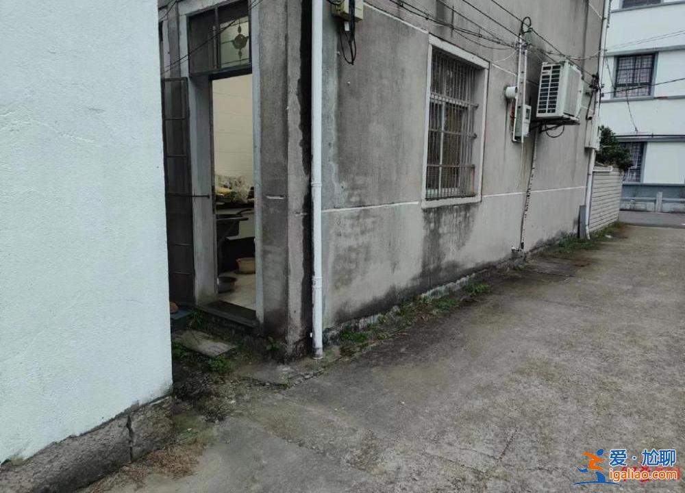 因不滿(mǎn)妻子與鄰居打招呼 男子與鄰居爭(zhēng)執(zhí)后被追打進(jìn)自家廚房 砍傷兩人獲刑？