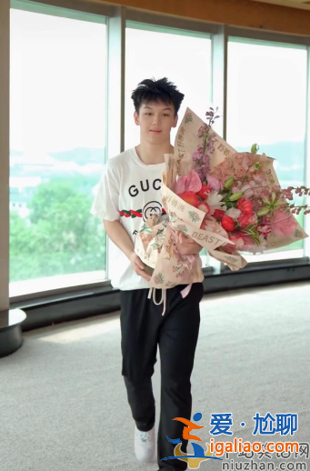 王艷兒子球球近照曝光!容貌大變脖子比頭粗，16歲兒子近180