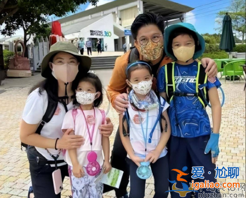 霍啟剛幾個孩?仨娃正臉曝光似三胞胎，一家五口慶祝母親節(jié)