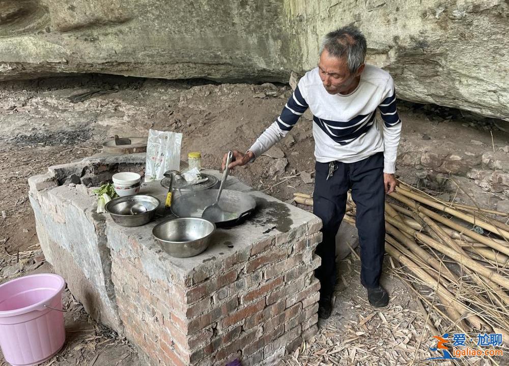 打工23年孤身回鄉(xiāng)寄居洞穴 當?shù)匕才排R時住房？