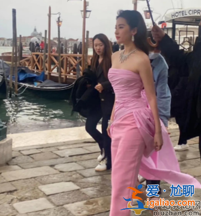 劉亦菲近況曝光!駕馭死亡芭比粉絕美，多肉身材如希臘女神