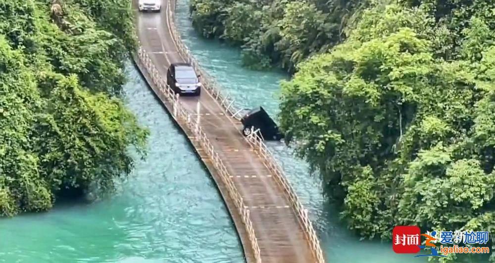湖北恩施網(wǎng)紅浮橋游覽車落水沉沒 3人獲救送醫(yī) 5人已無生命體征？