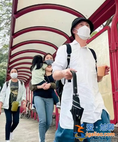 張衛(wèi)健與張茜離婚了嗎?張衛(wèi)健攜神秘母女游船神情緊張，疑有私生子