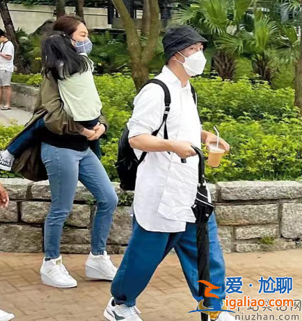 張衛(wèi)健與張茜離婚了嗎?張衛(wèi)健攜神秘母女游船神情緊張，疑有私生子