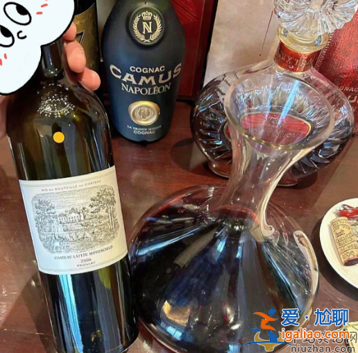 黃曉明為什么在圈內(nèi)地位高?與富婆總裁聚餐喝上萬拉菲