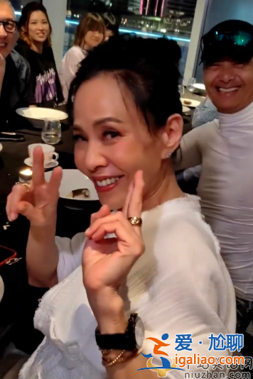 周潤發(fā)袁詠儀關(guān)系怎么樣?慶生現(xiàn)場摟抱袁詠儀索吻，發(fā)嫂不悅