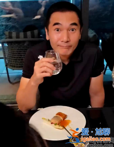 周潤發(fā)袁詠儀關(guān)系怎么樣?慶生現(xiàn)場摟抱袁詠儀索吻，發(fā)嫂不悅