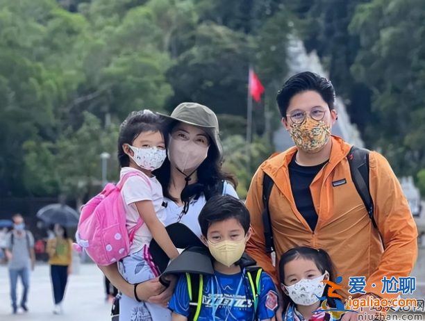 鞏俐郭晶晶罕見同框!出席意大利晚宴前者屈膝挽手，后者拘謹(jǐn)顯尷尬