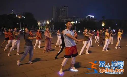 蘭州一地晚9點(diǎn)后禁跳廣場(chǎng)舞 有人將問題歸因于“老年人素質(zhì)滑坡”？