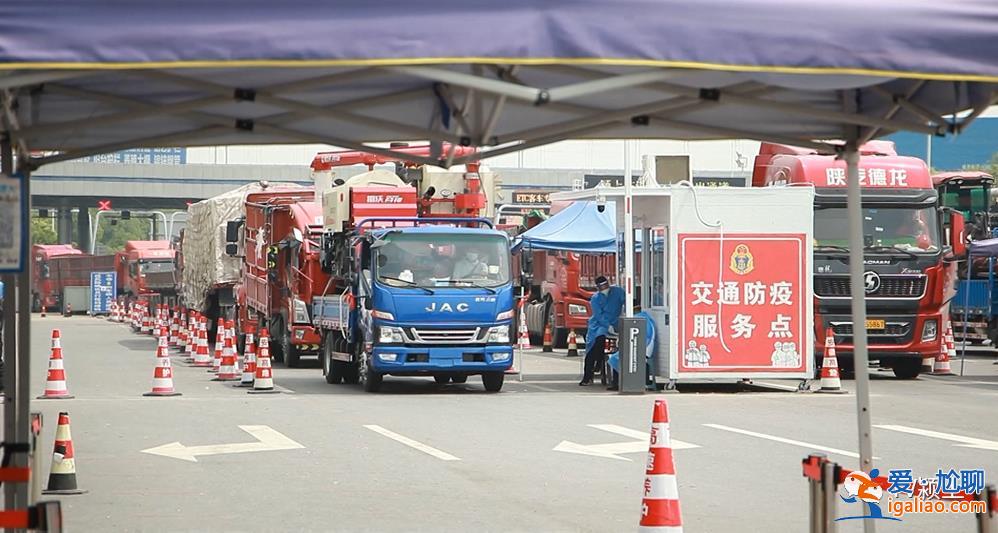 夏收在即 上百臺(tái)收割機(jī)不讓下高速？河南安陽回應(yīng) 安徽一地做法獲贊？