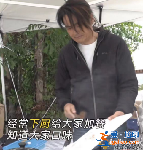 周潤(rùn)發(fā)捐款56億是真的嗎?盤腿坐水泥地皮膚黝黑老太多