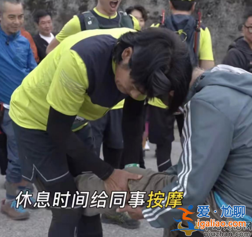 周潤(rùn)發(fā)捐款56億是真的嗎?盤腿坐水泥地皮膚黝黑老太多