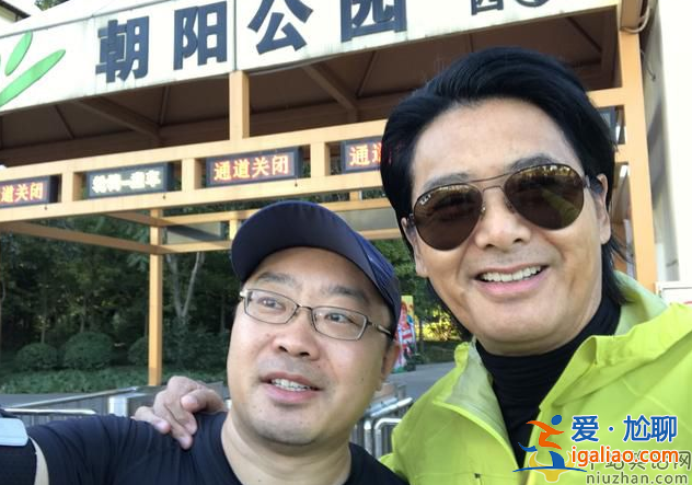 周潤(rùn)發(fā)捐款56億是真的嗎?盤腿坐水泥地皮膚黝黑老太多