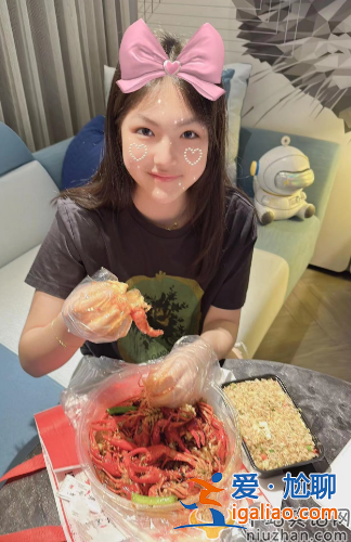 李湘怎樣富養(yǎng)王詩齡?王詩齡回國過六一，渾身奢侈品變網(wǎng)紅