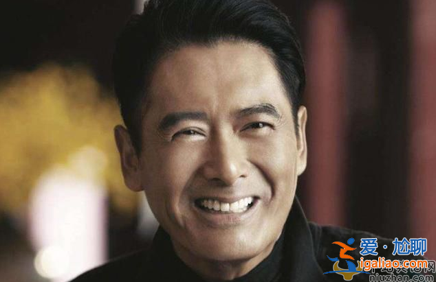周潤(rùn)發(fā)捐款56億是真的嗎?盤腿坐水泥地皮膚黝黑老太多