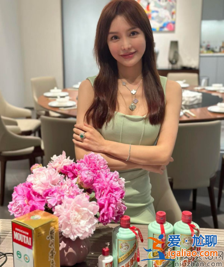 吳啟華在富婆豪宅中慶生，穿千元短袖笑容拘謹(jǐn)