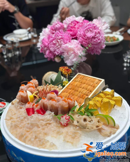 吳啟華在富婆豪宅中慶生，穿千元短袖笑容拘謹(jǐn)
