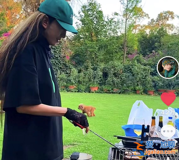 楊麗萍不吃葷嗎是真的嗎?人設崩塌戴長甲烤串全是肉