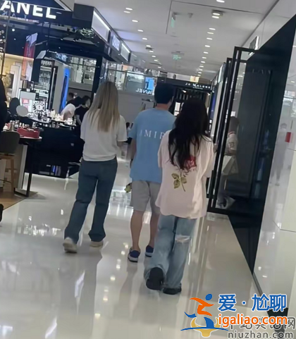王思聰近況曝光!為網(wǎng)紅慶生被美女環(huán)繞，穿千元短袖身形消瘦
