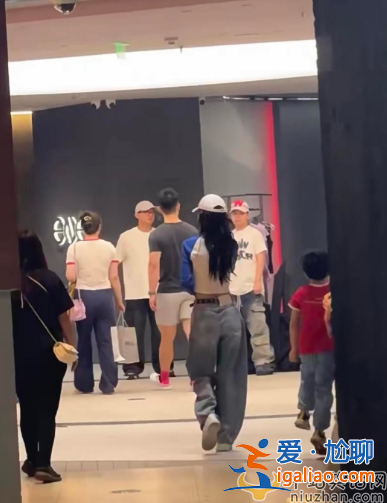 Baby近況曝光!獨(dú)自帶娃逛街，黃曉明忙和女友約會