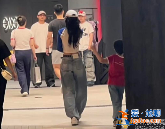 Baby近況曝光!獨(dú)自帶娃逛街，黃曉明忙和女友約會