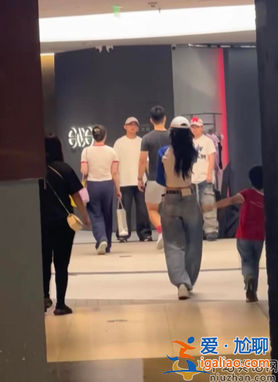 Baby近況曝光!獨(dú)自帶娃逛街，黃曉明忙和女友約會