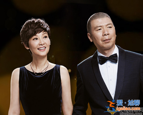 馮小剛離婚了嗎?曝夜會(huì)年輕美女，女方露小蠻腰前凸后翹