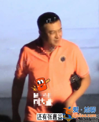 馮小剛離婚了嗎?曝夜會(huì)年輕美女，女方露小蠻腰前凸后翹