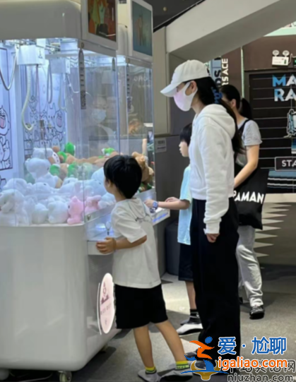 Baby近況曝光!獨(dú)自帶娃逛街，黃曉明忙和女友約會