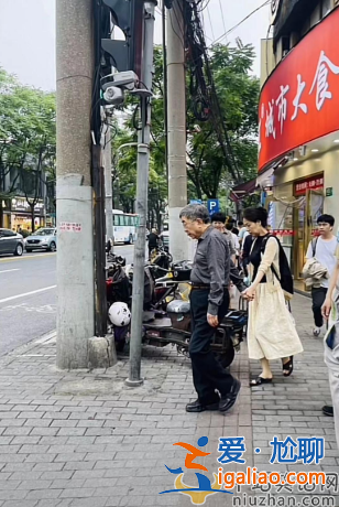 余秋雨夫婦罕見(jiàn)現(xiàn)身！手牽手低調(diào)逛街男方頭發(fā)花白惹圍觀