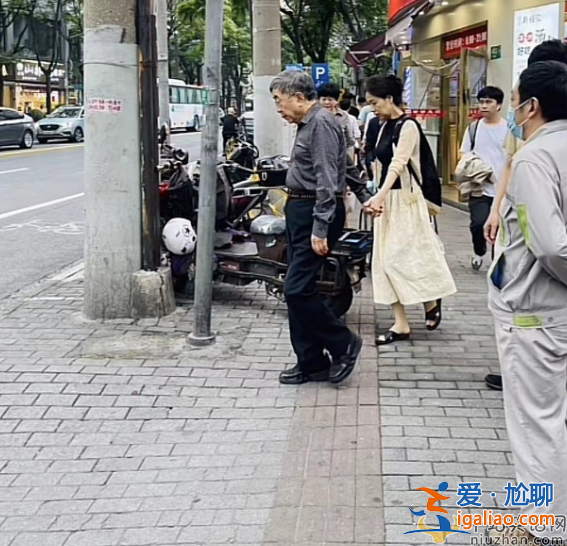 余秋雨夫婦罕見(jiàn)現(xiàn)身！手牽手低調(diào)逛街男方頭發(fā)花白惹圍觀