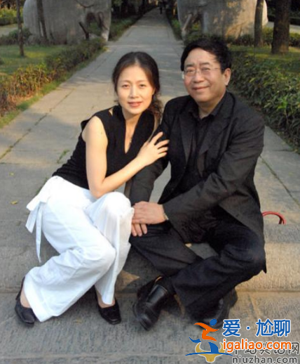 余秋雨夫婦罕見(jiàn)現(xiàn)身！手牽手低調(diào)逛街男方頭發(fā)花白惹圍觀