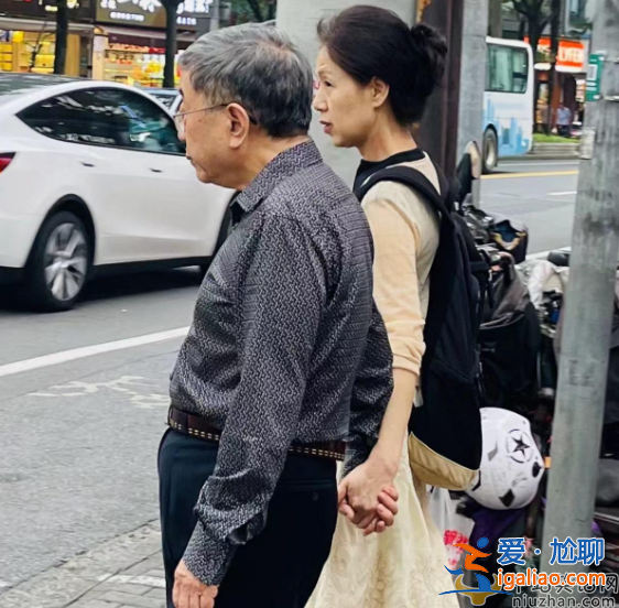 余秋雨夫婦罕見(jiàn)現(xiàn)身！手牽手低調(diào)逛街男方頭發(fā)花白惹圍觀