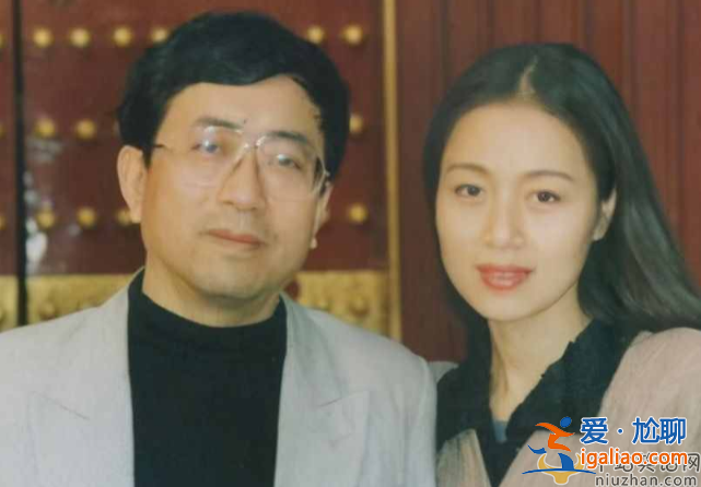 余秋雨夫婦罕見(jiàn)現(xiàn)身！手牽手低調(diào)逛街男方頭發(fā)花白惹圍觀