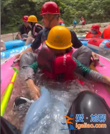 “差點淹死！全程靠自救 根本沒人管”湖南一景區(qū)漂流船傾翻多人受傷？