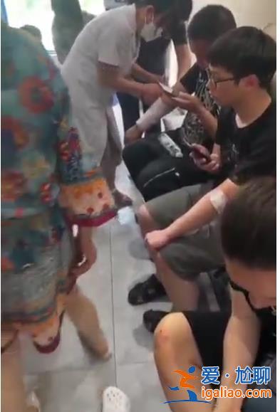 “差點淹死！全程靠自救 根本沒人管”湖南一景區(qū)漂流船傾翻多人受傷？