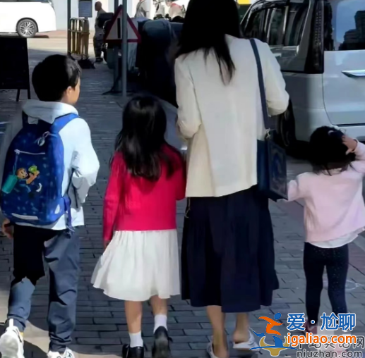 霍啟剛帶老婆參加潮人聚會(huì)，現(xiàn)場(chǎng)照曝光郭晶晶拘謹(jǐn)模樣清秀