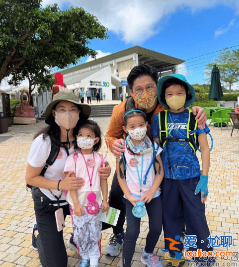 霍啟剛帶老婆參加潮人聚會(huì)，現(xiàn)場(chǎng)照曝光郭晶晶拘謹(jǐn)模樣清秀