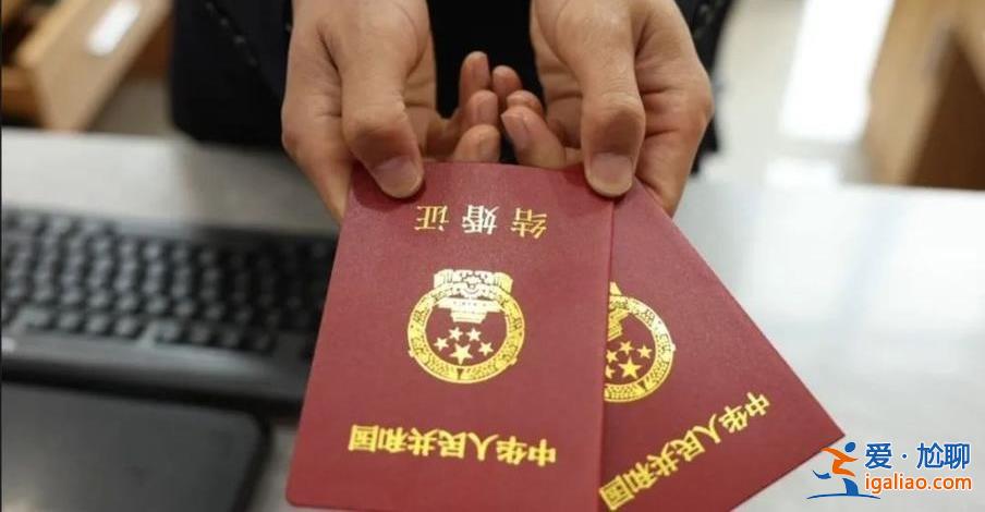 小伙強(qiáng)制戒賭，帶著手銬領(lǐng)證結(jié)婚[領(lǐng)證結(jié)婚]？