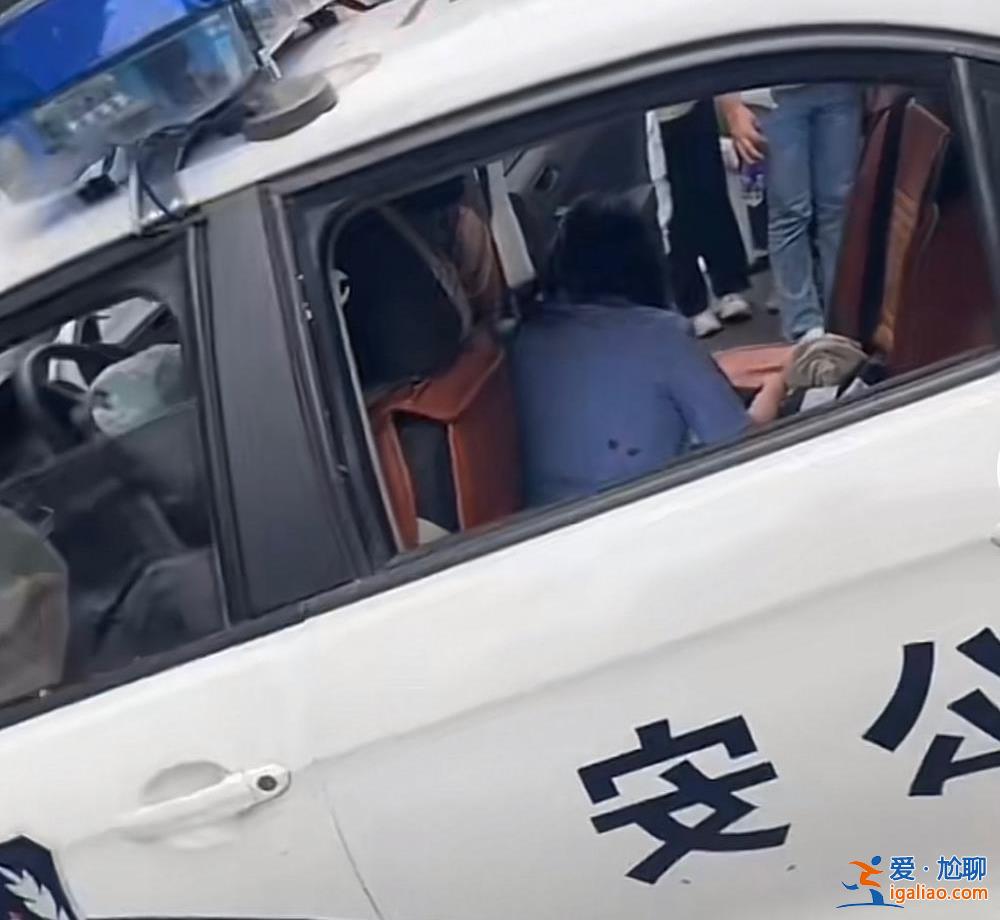 警車執(zhí)勤中避讓出租車發(fā)生追尾 與多輛私家車相撞 警方回應(yīng)？