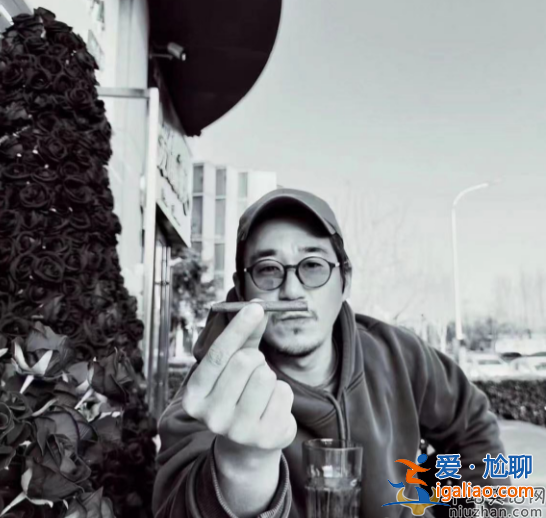 張國(guó)立兒子張默為什么打童瑤?近況曝光曬千萬(wàn)豪車(chē)，近照滄桑顯老