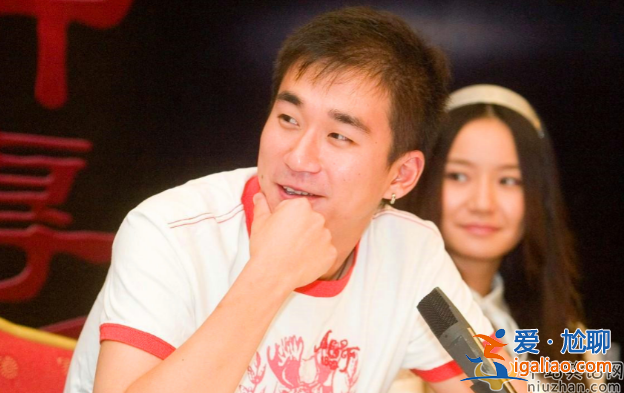 張國(guó)立兒子張默為什么打童瑤?近況曝光曬千萬(wàn)豪車(chē)，近照滄桑顯老